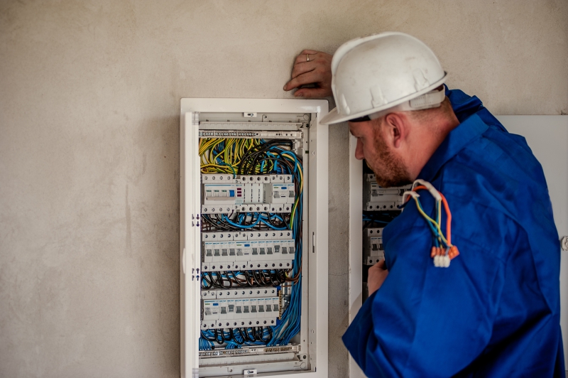 electricite-ST DALMAS LE SELVAGE-min_electrician-2755683